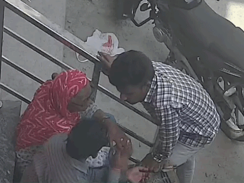 भिवानी में महिला को नशीला पदार्थ सुंघकर ठगा:CCTV में कैद, पहले बातों में उलझाया और फिर सोने के बाले चुरा लिए