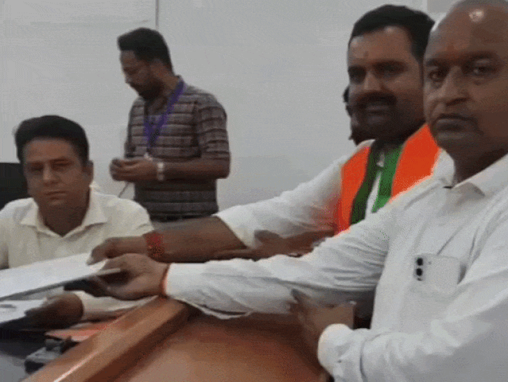 पंचायती चुनाव में भाजपा-कांग्रेस ने प्रत्याशी किए फाइनल:समर्थकों के साथ पहुंच रहे कलेक्ट्रेट, कल नामांकन का आखिरी दिन