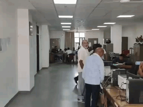 अलवर में राशन वितरण अटका, 13 लाख उपभोक्ता परेशान:ट्रांसपोर्ट एजेंट्स के किराया बढ़ाने की मांग से 768 दुकानों में हो रही देरी
