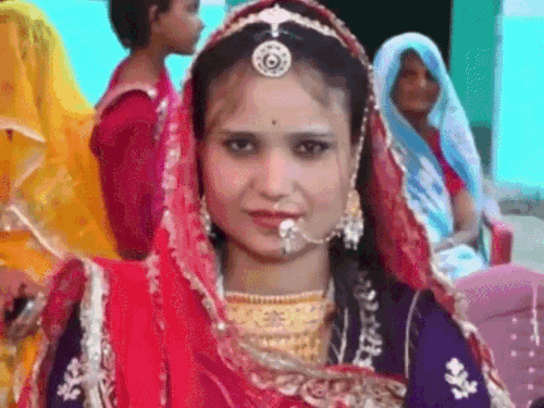 अलवर में प्रिंसिपल की प्रेग्नेंट पत्नी ने किया सुसाइड:डबल डेकर ट्रेन के आगे लगाई छलांग; नोट में लिखा- पति, सास-ससुर को फांसी मिले