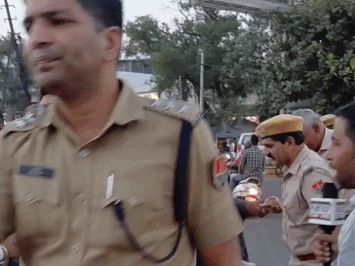 अलवर में NSUI ने जलाया सरकार का पुतला:कार्यकर्ताओं को पुलिस डिटेन कर ले गई;धक्का मुक्की हुई,भाजपा के झंडे हटाने की दी थी चेतावनी