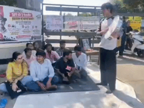 एक कचौड़ी दो समोसा, MDU में फीसों का क्या भरोसा:रोहतक में SFI ने शुरू किया 3 दिवसीय धरना, लाइब्रेरी के बाहर की नारेबाजी