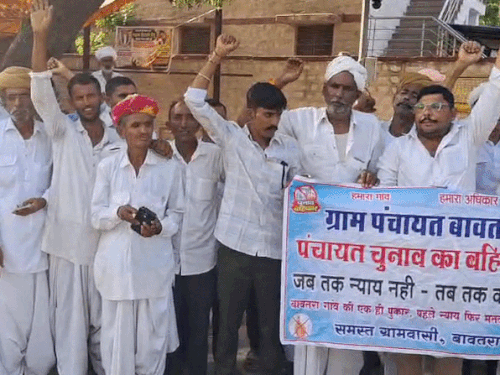 12KM दूर स्थित पंचायत में जोड़ा, विरोध में उतरे ग्रामीण:बोले- मांग नहीं मानी तो चुनाव का बहिष्कार करेंगे