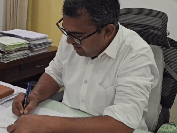 भाजपा छोड़ कांग्रेस में आए पूर्व सरपंच का नामांकन खारिज:3 पर्चे रद्द हुए; जिला परिषद की 37 सीटों पर 146 प्रत्याशी मैदान में