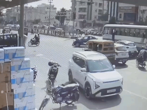 जयपुर में रोडवेज-बस ने चार वाहनों को टक्कर मारी थी,VIDEO:महिला की मौत, स्कूटी सवार का पैर फ्रैक्चर हो गया; बस के 13 चालान पेंडिंग