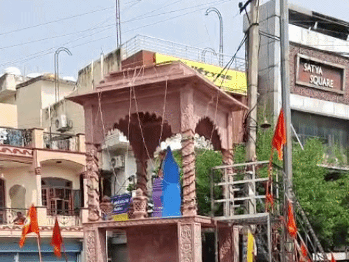 नारनौल में अग्रसेन प्रतिमा के ऊपर बनी गुमटी गिरी:13.76 लाख रुपए से चौक का हुआ सौंदर्यीकरण; 5 दिन पहले ही हुआ था उद्घाटन