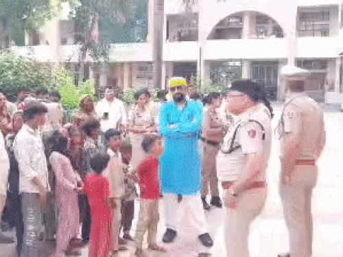 सांसद से मिलने पहुंचे नवीन जयहिंद को पुलिस ने रोका:रोहतक में झग्गी झोपड़ी हटाने का मामला, SDM बोले- दिवाली तक नहीं हटाएंगे