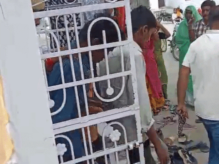 चोरों से 22 लाख की चांदी की मूर्तियां-छत्र बरामद:5 मंदिरों में की थी चोरी, सुखेर थाना पुलिस की कार्रवाईं