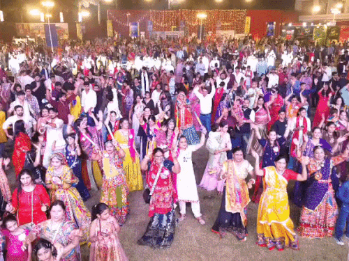 कोटा में हो रहा संभाग का सबसे बड़ा डांडिया महोत्सव:गुजराती ड्रेस में पहुंचे शहरवासी, गरबा के बीच फेमस फूड का आनंद ले रहे