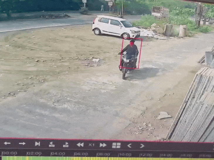 जबलपुर में डॉक्टर का 2 लाख का मोबाइल लूटा:बात करते समय बाइक सवार बदमाश झपट्टा मारकर भागे, ब्लड बैंक में पदस्थ हैं डॉक्टर