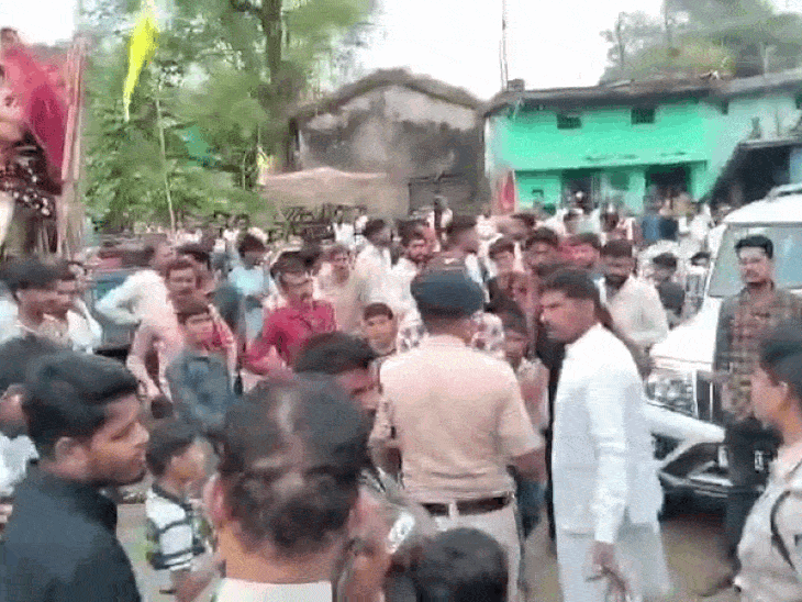 जबलपुर में माता का विसर्जन रोकने पर विवाद:दो समाज आमने-सामने, 5 घंटे सड़क पर खड़ी रही झांकी; SDOP बोले- संकरी गली से रुका जुलूस