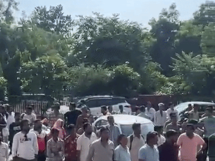 उदयपुर के हिरणमगरी में खाली प्लॉट में लगी आग:गर्ल्स कॉलेज के सामने लोगों की भीड़ लग गई, दूर तक दिखा धुंए का गुबार