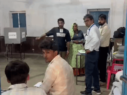 अलवर में पंचायत चुनाव के दूसरे चरण में बढ़ा मतदान:पहले चरण में 66.49 और दूसरे चरण में 68.69% हुई वोटिंग