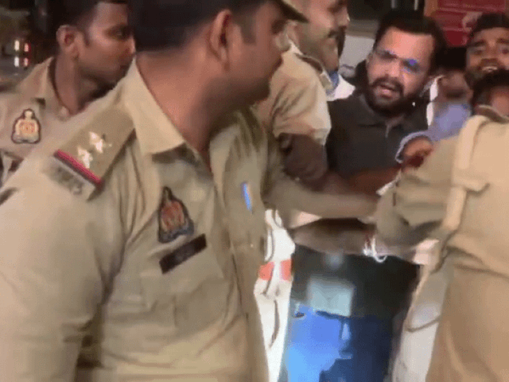 NSUI का हंगामा, आगरा कॉलेज प्राचार्य का फूंका पुतला:पुलिस से हुई धक्का-मुक्की, प्राचार्य को हटाने की मांग