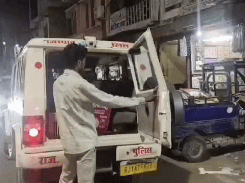 8 फीट की संकरी गली में पटाखों का भंडारण:पुलिस ने एक आरोपी को किया अरेस्ट; आसपास अन्य गोदामों में भी पटाखे होने की चर्चा