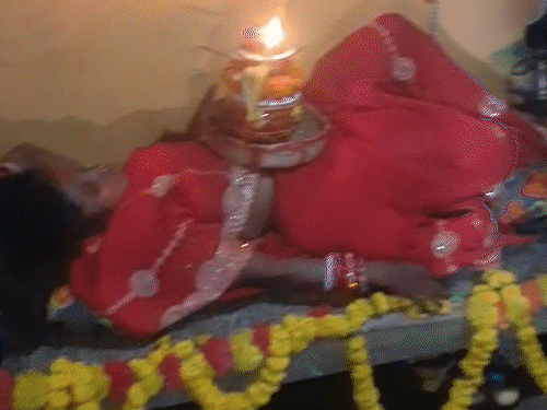रामगढ़ की रूपा कीलों की सेज पर कर रही आराधना:पेट पर कलश स्थापित, 24 घंटे जलता रहता है दीप, अनुष्ठान का तीसरा साल